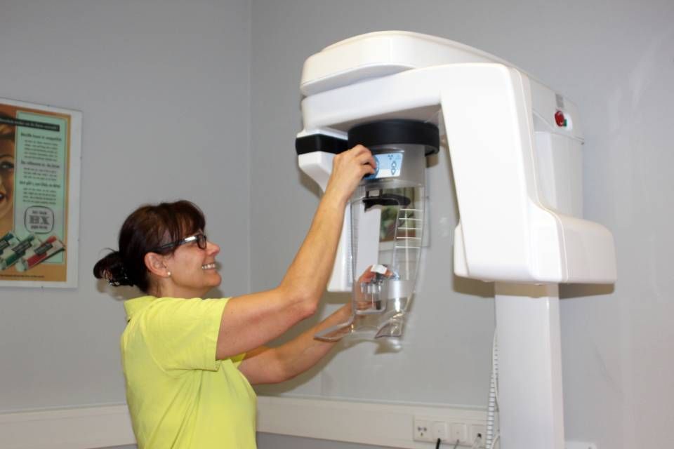 Zahnärztin Lisett Schmude dentales Röntgengerät