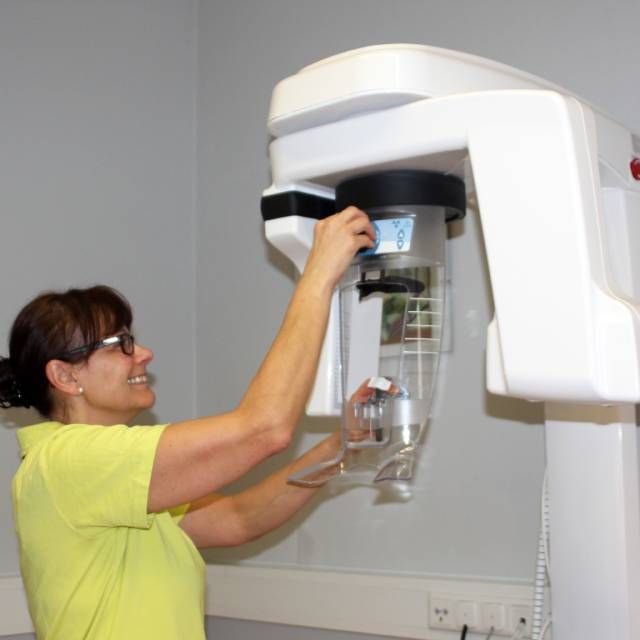 Zahnärztin Lisett Schmude dentales Röntgengerät
